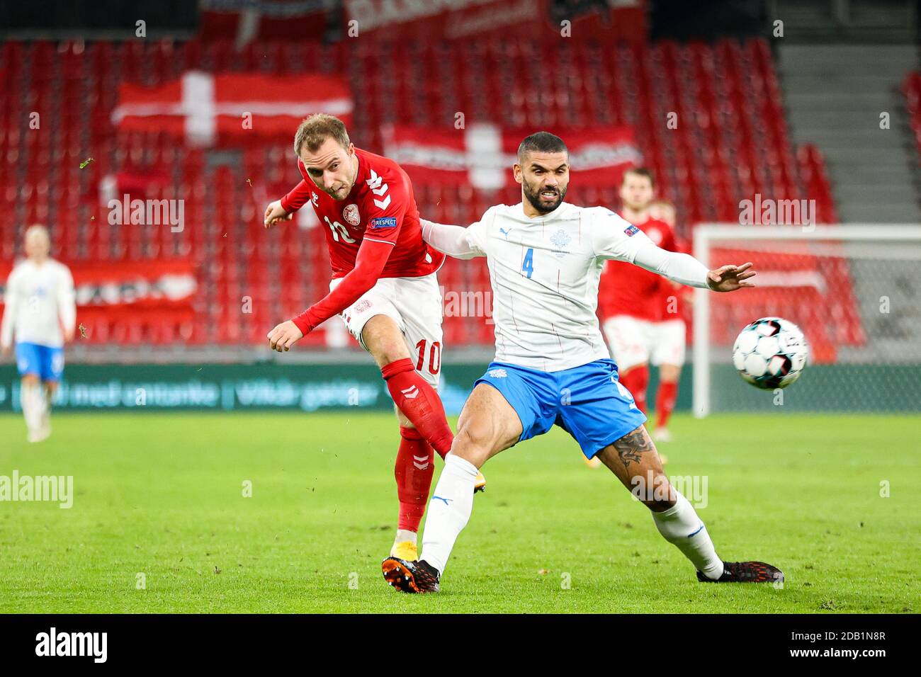 Kopenhagen, Dänemark. November 2020. Christian Eriksen (10) aus Dänemark und Victor Palsson (4) beim Nations League Spiel zwischen Dänemark und Island am Spieltag 5 der Gruppe B in Parken, Kopenhagen. (Foto Kredit: Gonzales Foto/Alamy Live News Stockfoto