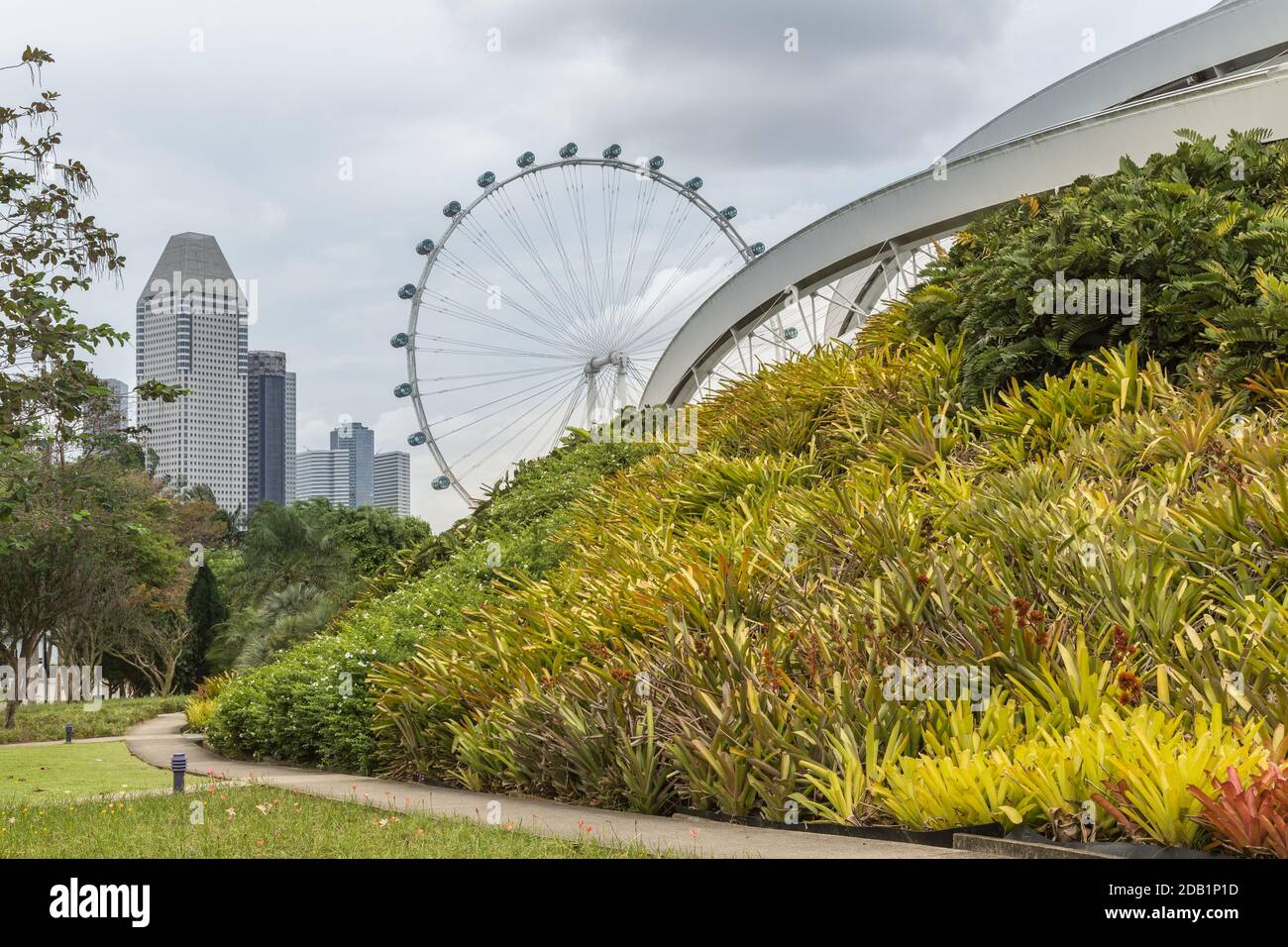 Vor dem Flower Dome in Gardens by the Bay, einem Naturpark in Singapur Stockfoto