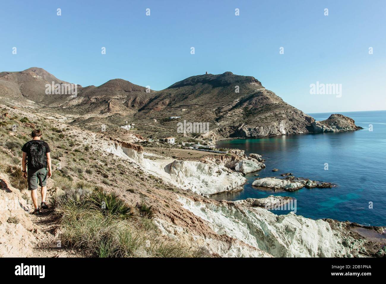 Solo Mann Backpacker Wandern entlang der Küste in Andalusien, Spanien.aktiv gesund Lifestyle.Majestic Blick auf den wilden Strand, Klippen und Meer.wunderschönes Meer Stockfoto