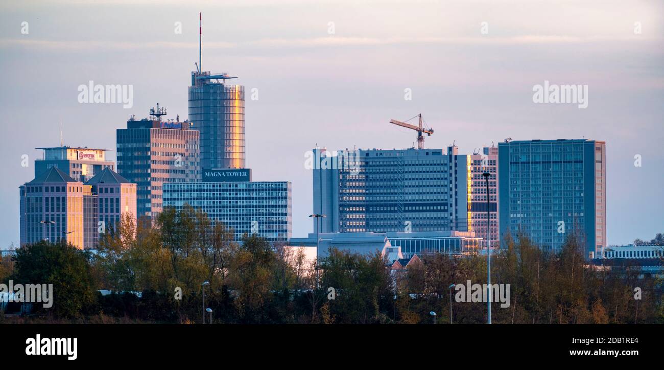 Blick auf die Skyline der Essener Innenstadt, RWE Tower, Evonik-Gebäude, Magna Tower, Postbank-Gebäude, Essen, NRW, Deutschland, Stockfoto