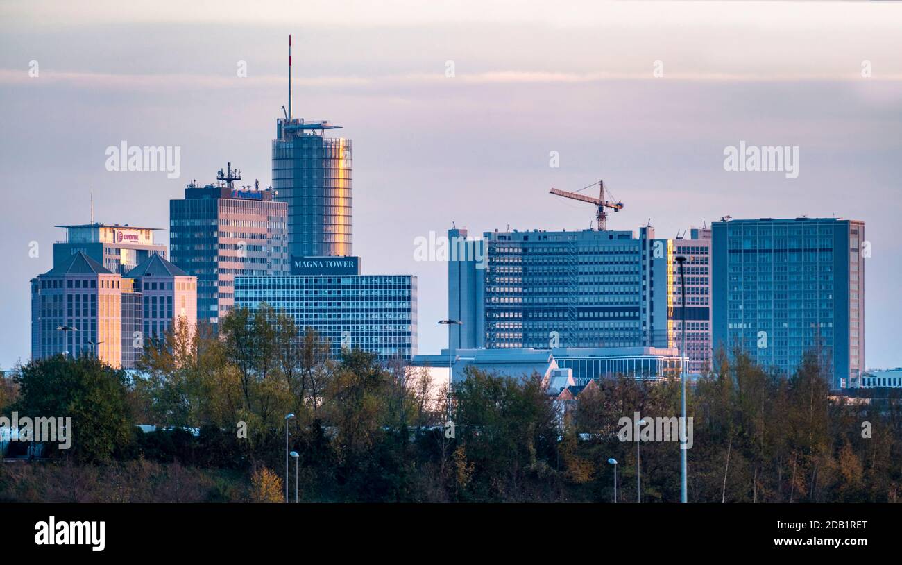 Blick auf die Skyline der Essener Innenstadt, RWE Tower, Evonik-Gebäude, Magna Tower, Postbank-Gebäude, Essen, NRW, Deutschland, Stockfoto