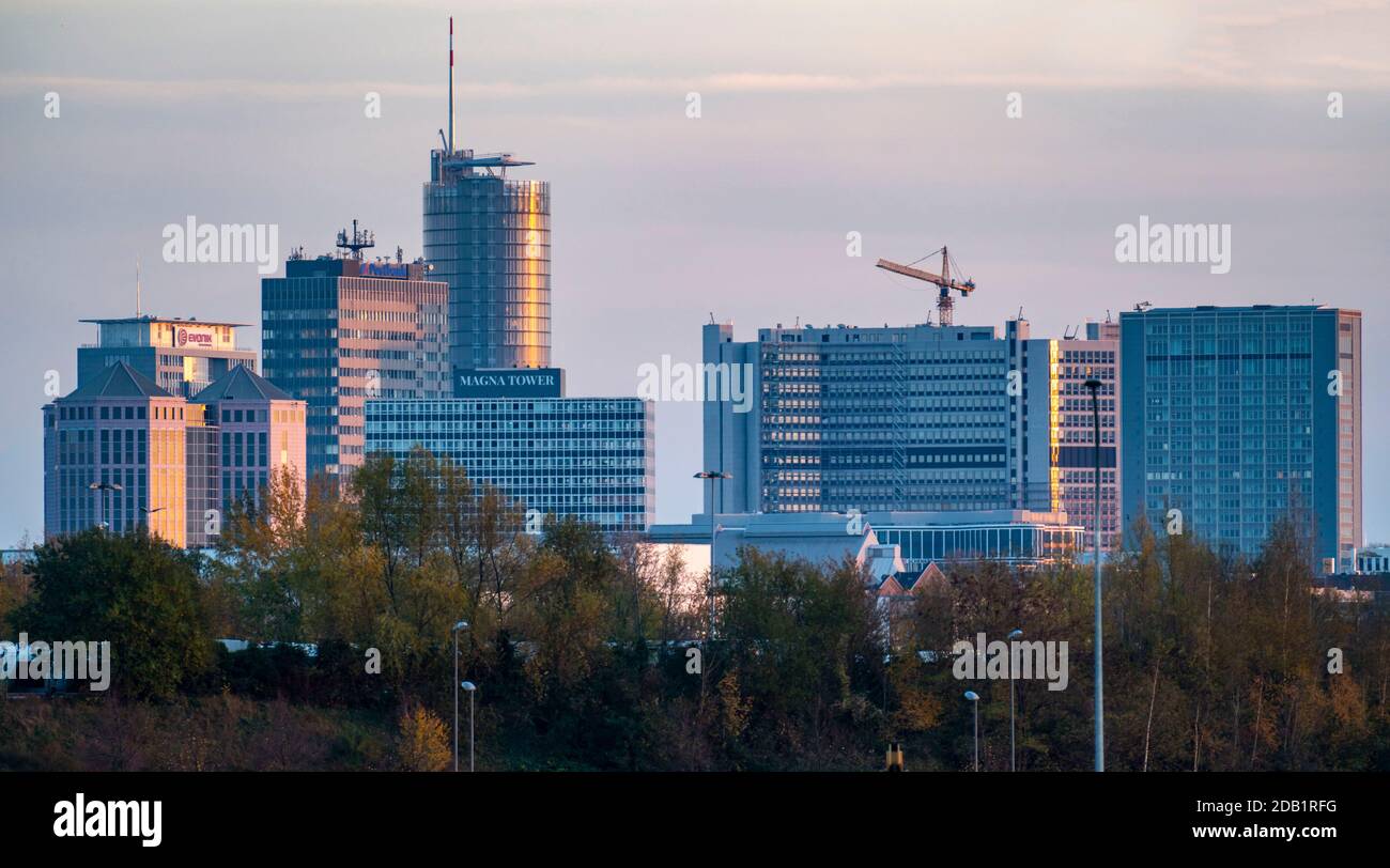 Blick auf die Skyline der Essener Innenstadt, RWE Tower, Evonik-Gebäude, Magna Tower, Postbank-Gebäude, Essen, NRW, Deutschland, Stockfoto
