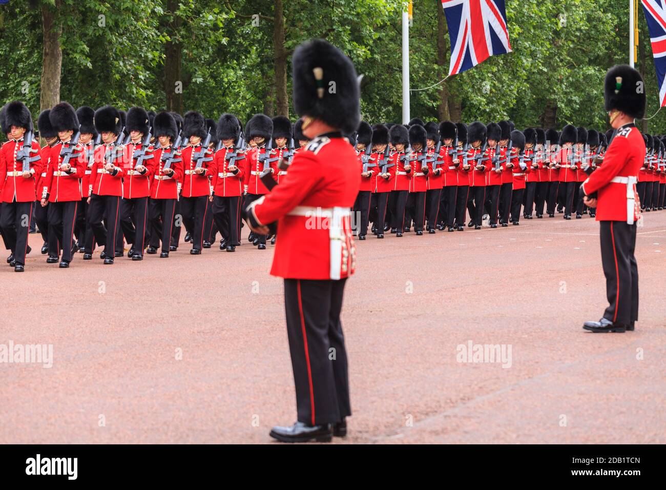Wachmänner und Truppen der Haushaltsdivision marschieren während der Trooping the Color, der Queen's Birthday Parade auf der Mall, London, Großbritannien Stockfoto