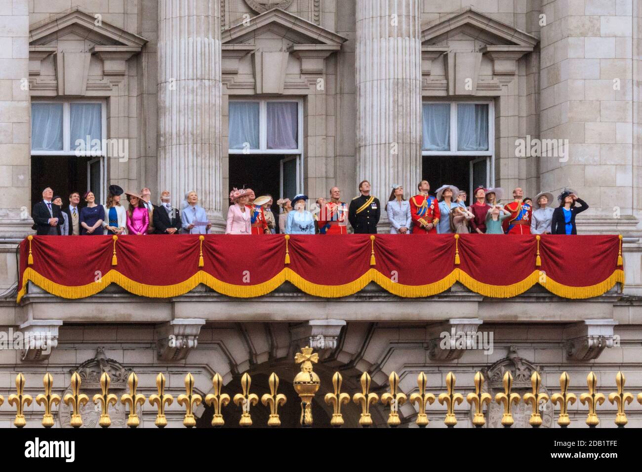 Ihre Majestät Königin Elizabeth II., Prinz Philip und die britische Königsfamilie auf dem Balkon des Buckingham Palace während des Flupasts, Trooping the Color Stockfoto