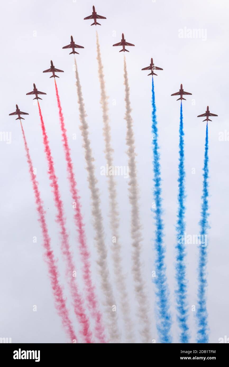 Die RAF Red Arrows Flying Squad in V Formation während des Trooping the Color Fly Past, London, England Stockfoto