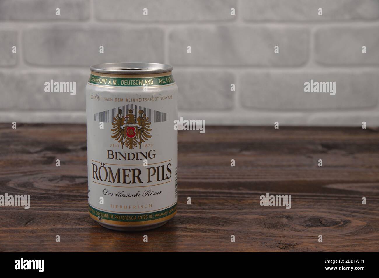 Eine alte Aluminiumkälte zum Binden von Bier gegen den Ziegel Wand Stockfoto