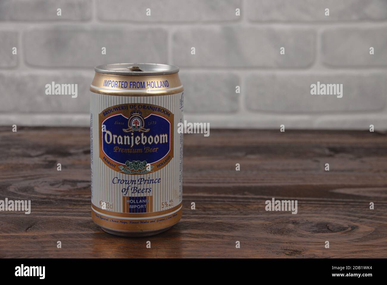 Eine alte Aluminiumkannen Oranjeboom Bier gegen den Ziegel Wand Stockfoto