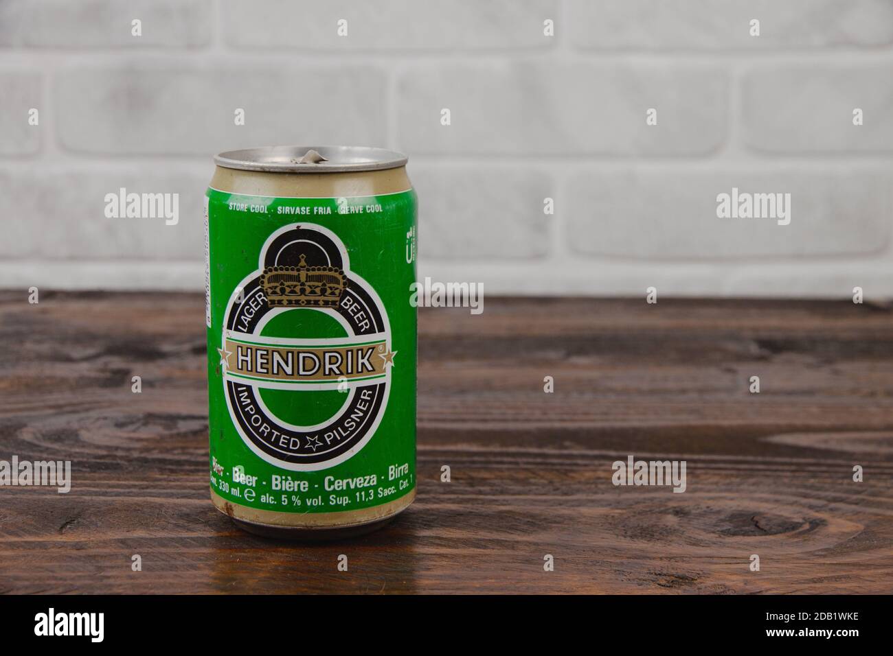 Eine alte Aluminiumkälte von Hendrik Bier gegen den Ziegel Wand Stockfoto