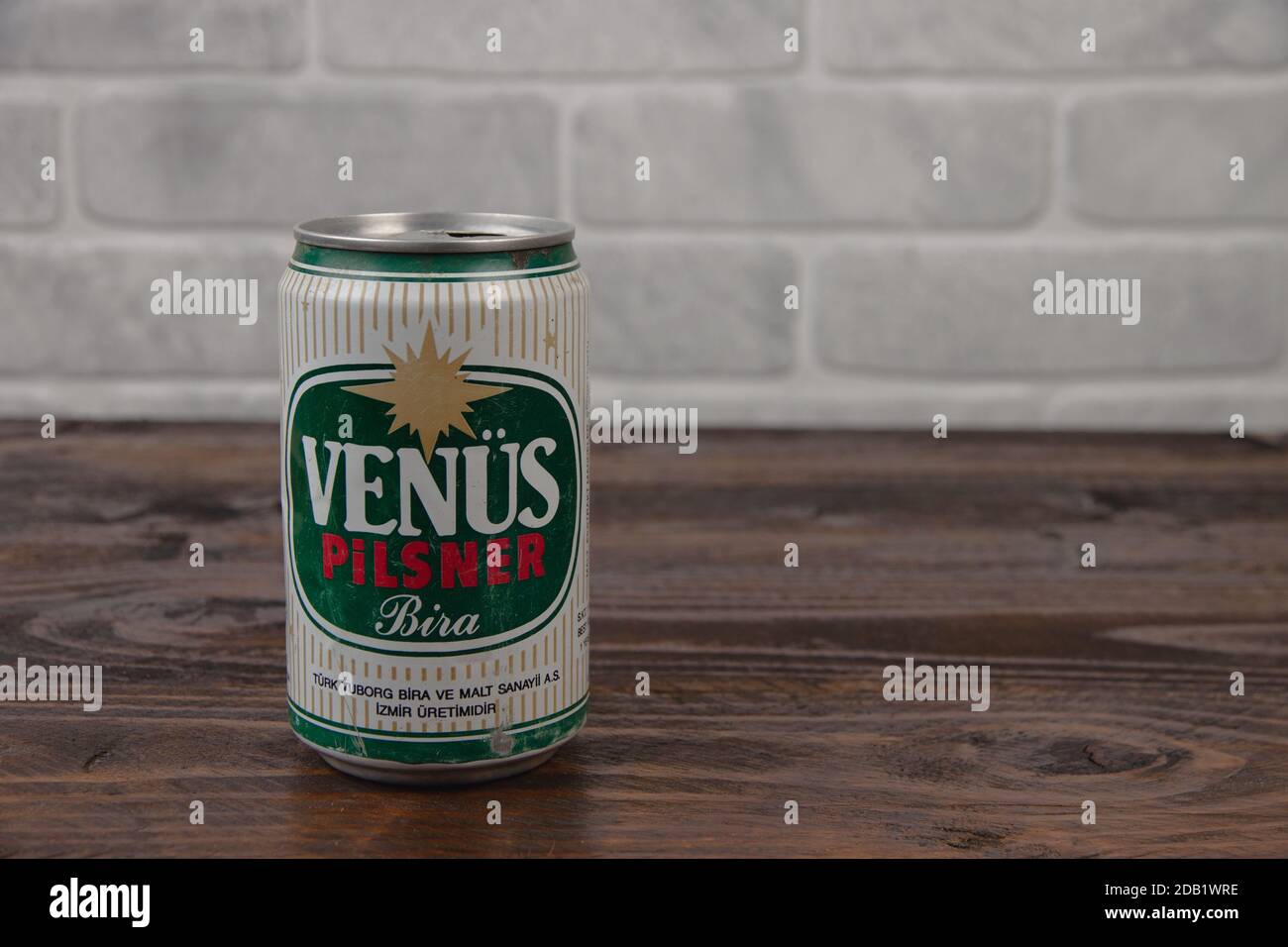 Eine alte AluminiumDose Venusbier gegen den Ziegel Wand Stockfoto