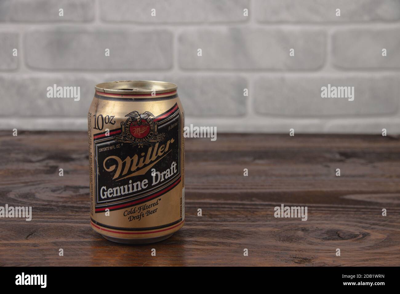 Eine alte Aluminiumkälte von Miller Bier gegen den Ziegel Wand Stockfoto