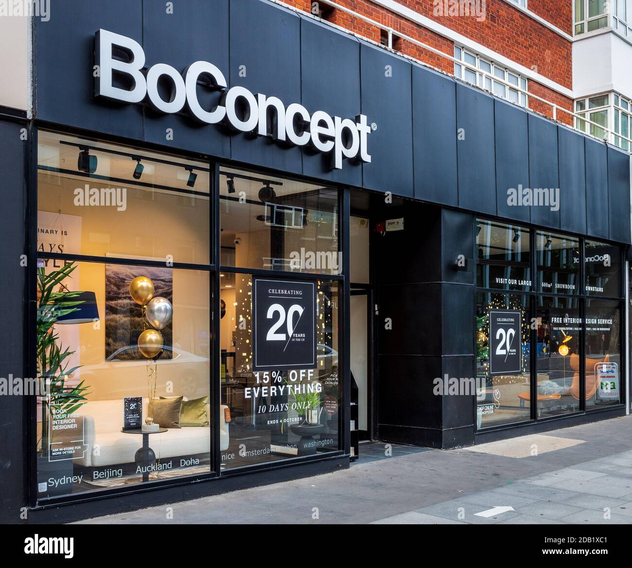 BoConcept Möbelgeschäft London - BoConcept Geschäft auf Tottenham Court Rd Central London. BoConcept wurde 1952 in Dänemark gegründet. Stockfoto