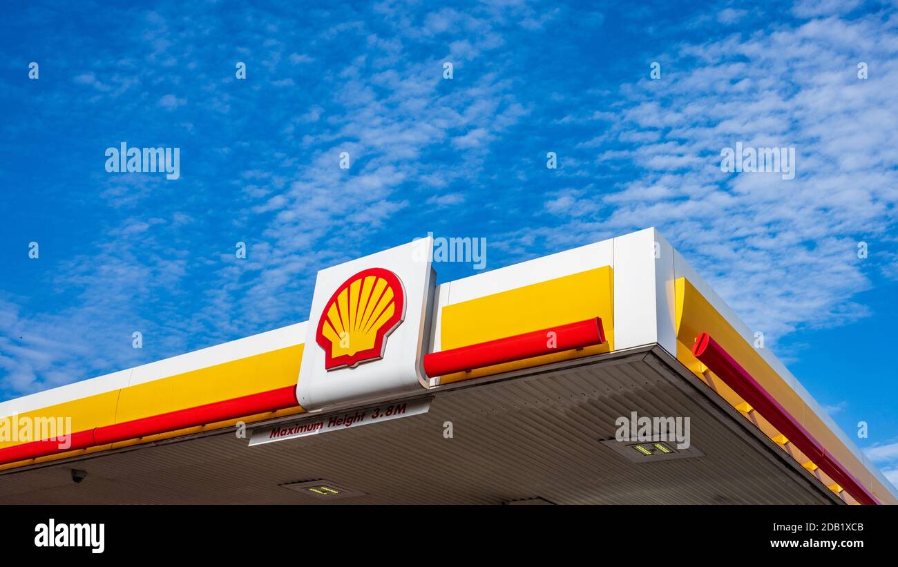 Shell Tankstelle, Shell Schild und Dach gegen einen wolkigen blauen Himmel. Shell-Service-Station. Shell-Füllstation. Stockfoto