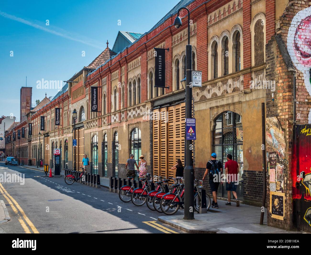 Fashion Street Spitalfields East London - Glasgow Caledonian University GCU British School of Fashion in Fashion St im Londoner East End. Stockfoto