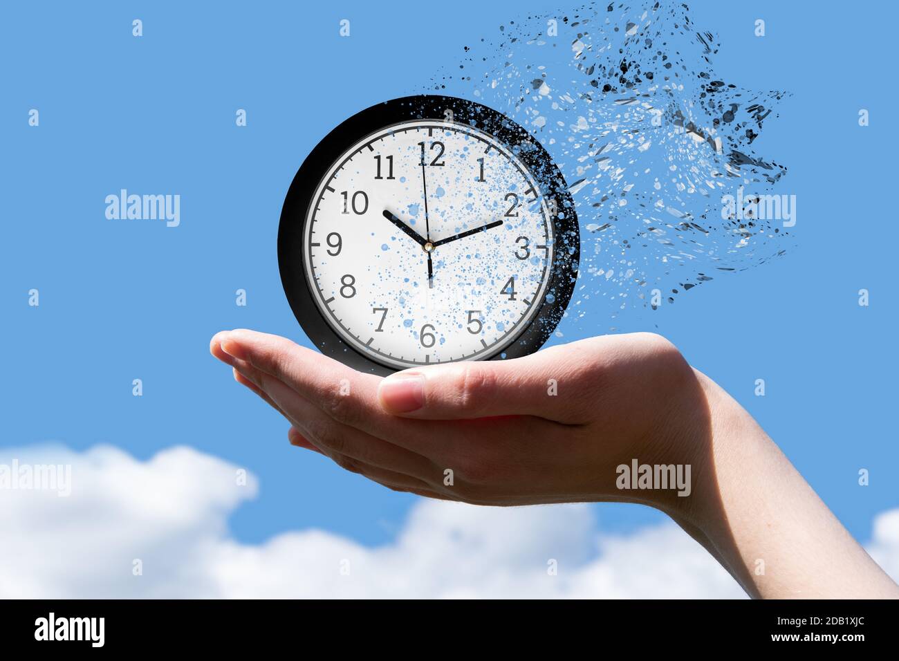 Ende der Zeit oder Flug der Zeit Konzept. Eine Frauenhand hält eine runde Uhr mit Pfeilen, die die Zeit von 10 Minuten nach zehn anzeigt, in die die Uhr fällt Stockfoto