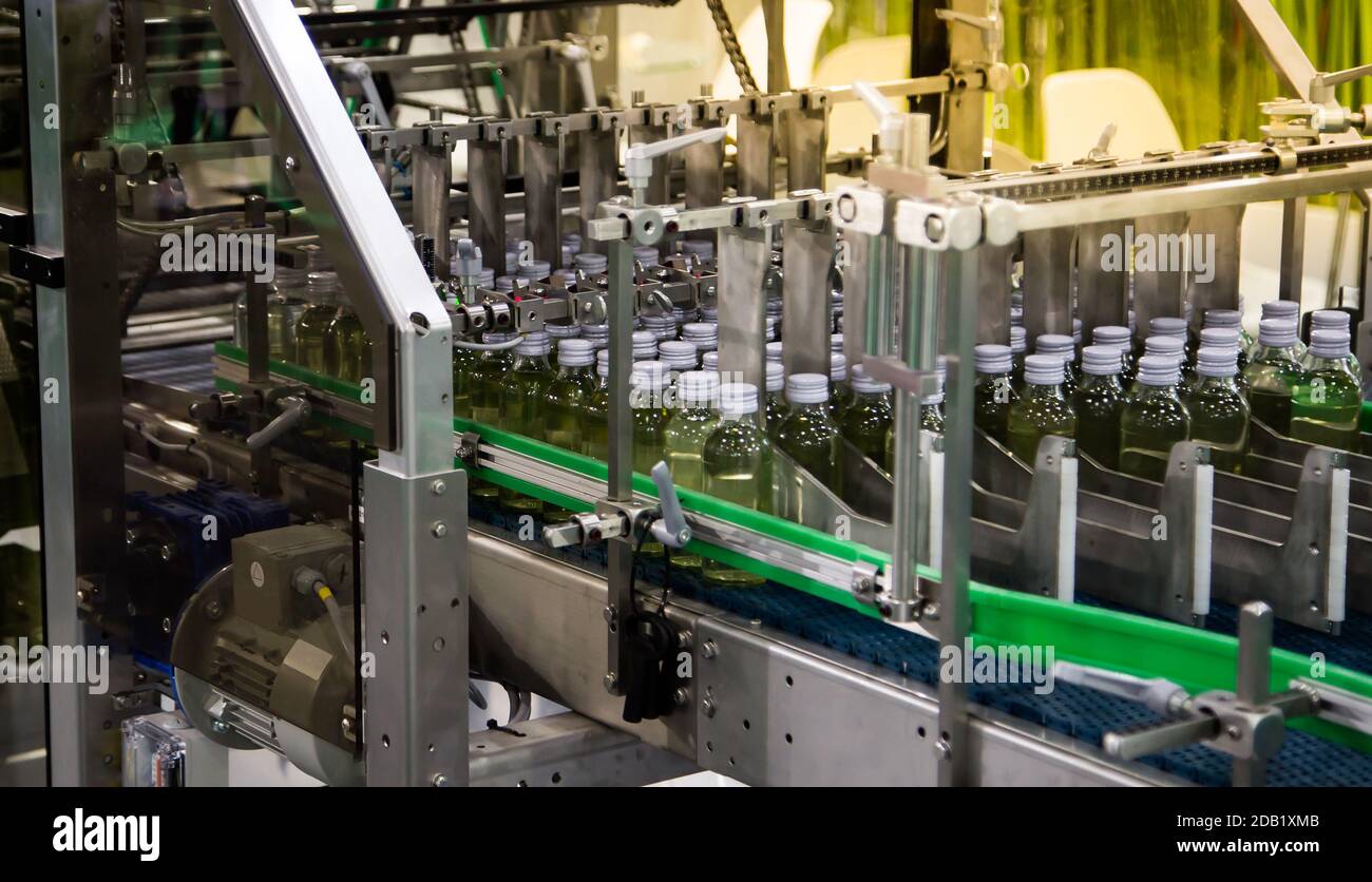 Schrumpffolie Verpackungsmaschine in der Lebensmittelindustrie Stockfoto