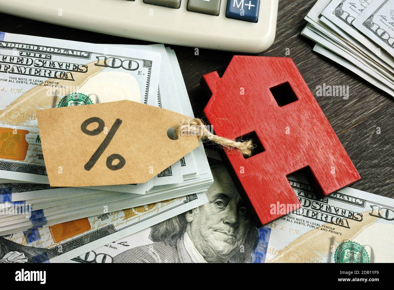 Kleines Haus mit Label Prozent, Symbol für Immobilien investieren. Stockfoto
