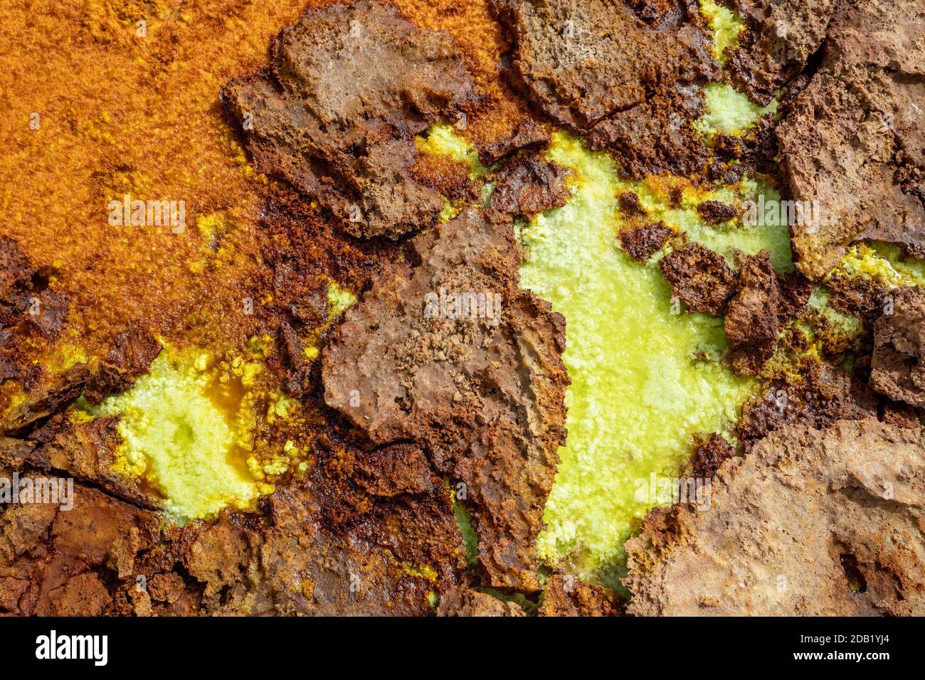 Farbenfrohe, abstrakte apokalyptische Landschaft wie Mondlandschaft des Dallol Lake im Krater des Dallol-Vulkans, Danakil Depression, Äthiopien Stockfoto