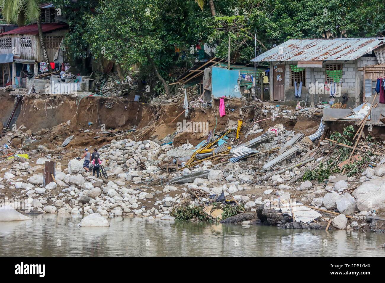 Rizal. November 2020. Das Foto vom 16. November 2020 zeigt die Szene, nachdem der Taifun Vamco die philippinische Provinz Rizal getroffen hat. Der Taifun Vamco, der das Land von Mittwoch bis Donnerstag durchwühlte, löste in vielen Teilen der Hauptinsel Luzon schwere Überschwemmungen und Erdrutsche aus. Am stärksten betroffen waren die Region Bicol, die südlichste Spitze von Luzon, und die Region Cagayan Valley. Die Gesamtzahl der Todesopfer vom Taifun Vamco ist auf 69 gestiegen, die in sechs Regionen in Luzon verzeichnet wurden. Quelle: Rouelle Umali/Xinhua/Alamy Live News Stockfoto