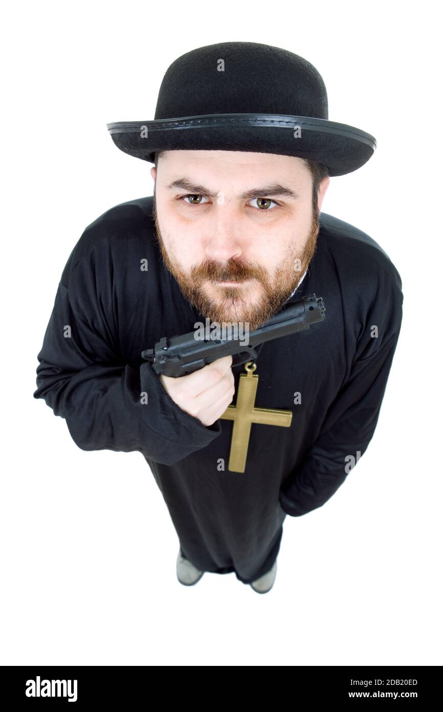 junger Mann gekleidet als Priester mit einem Geschütz Stockfoto
