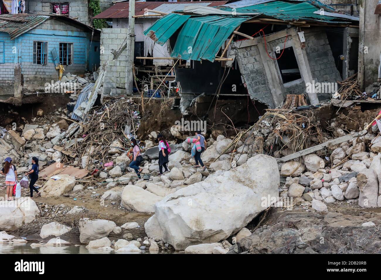 Rizal, Philippinen. November 2020. Häuser werden vom Taifun Vamco in der Provinz Rizal, Philippinen, 16. November 2020 zerstört. Der Taifun Vamco, der das Land von Mittwoch bis Donnerstag durchwühlte, löste in vielen Teilen der Hauptinsel Luzon schwere Überschwemmungen und Erdrutsche aus. Am stärksten betroffen waren die Region Bicol, die südlichste Spitze von Luzon, und die Region Cagayan Valley. Die Gesamtzahl der Todesopfer vom Taifun Vamco ist auf 69 gestiegen, die in sechs Regionen in Luzon verzeichnet wurden. Quelle: Rouelle Umali/Xinhua/Alamy Live News Stockfoto