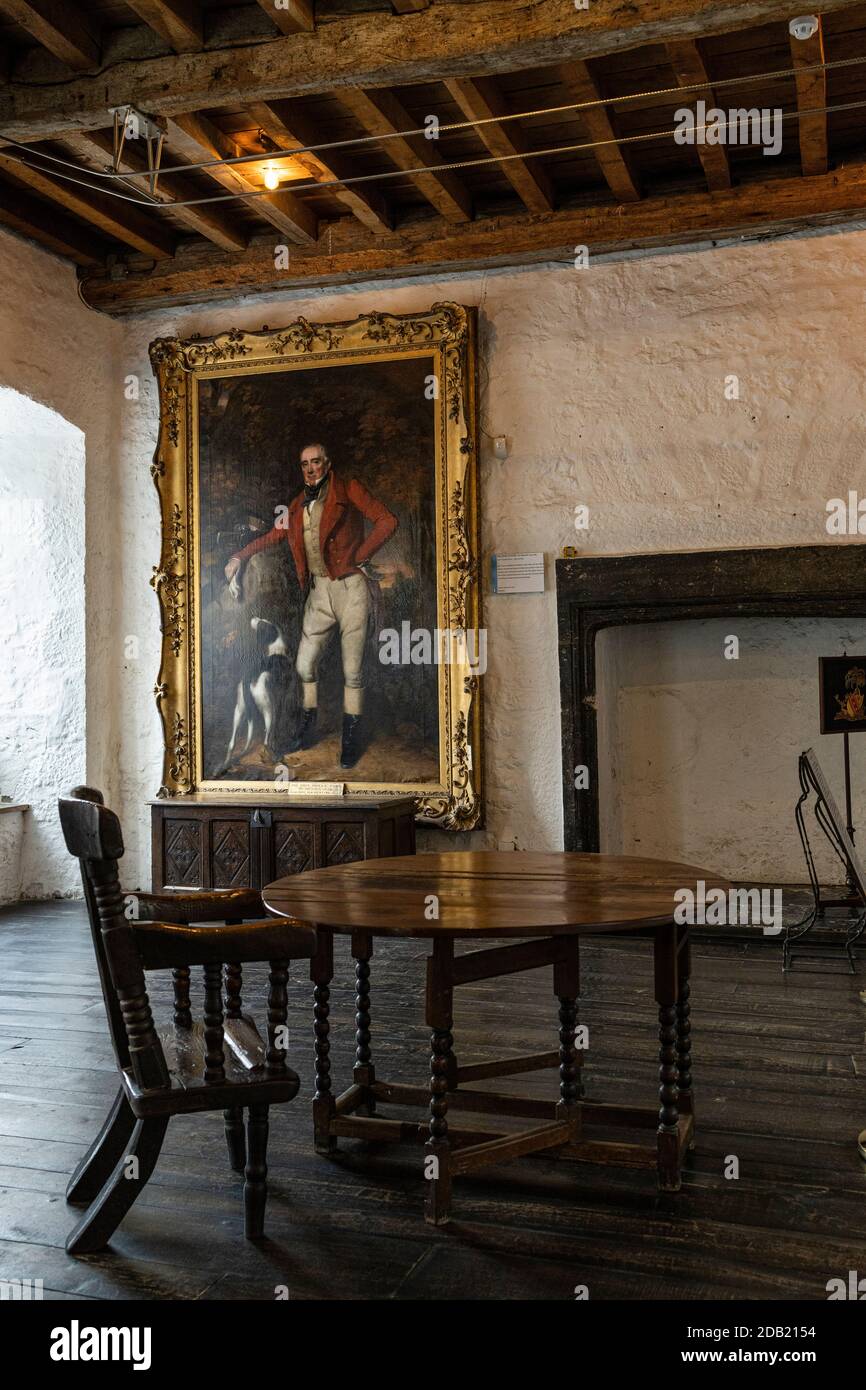 Hauptempfangsraum mit original Kaminen, Holzmöbeln und einem großen Porträt von Baronet John Power, Rothe House, Kilkenny, County Kilkenny, IRE Stockfoto