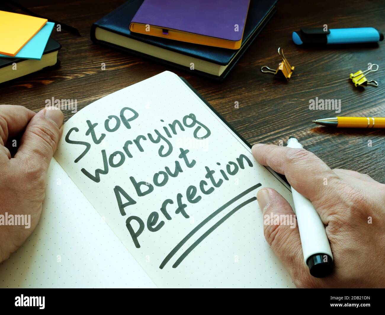 Hört auf, sich Gedanken über Perfektion zu machen, schrieb der Mann. Stockfoto