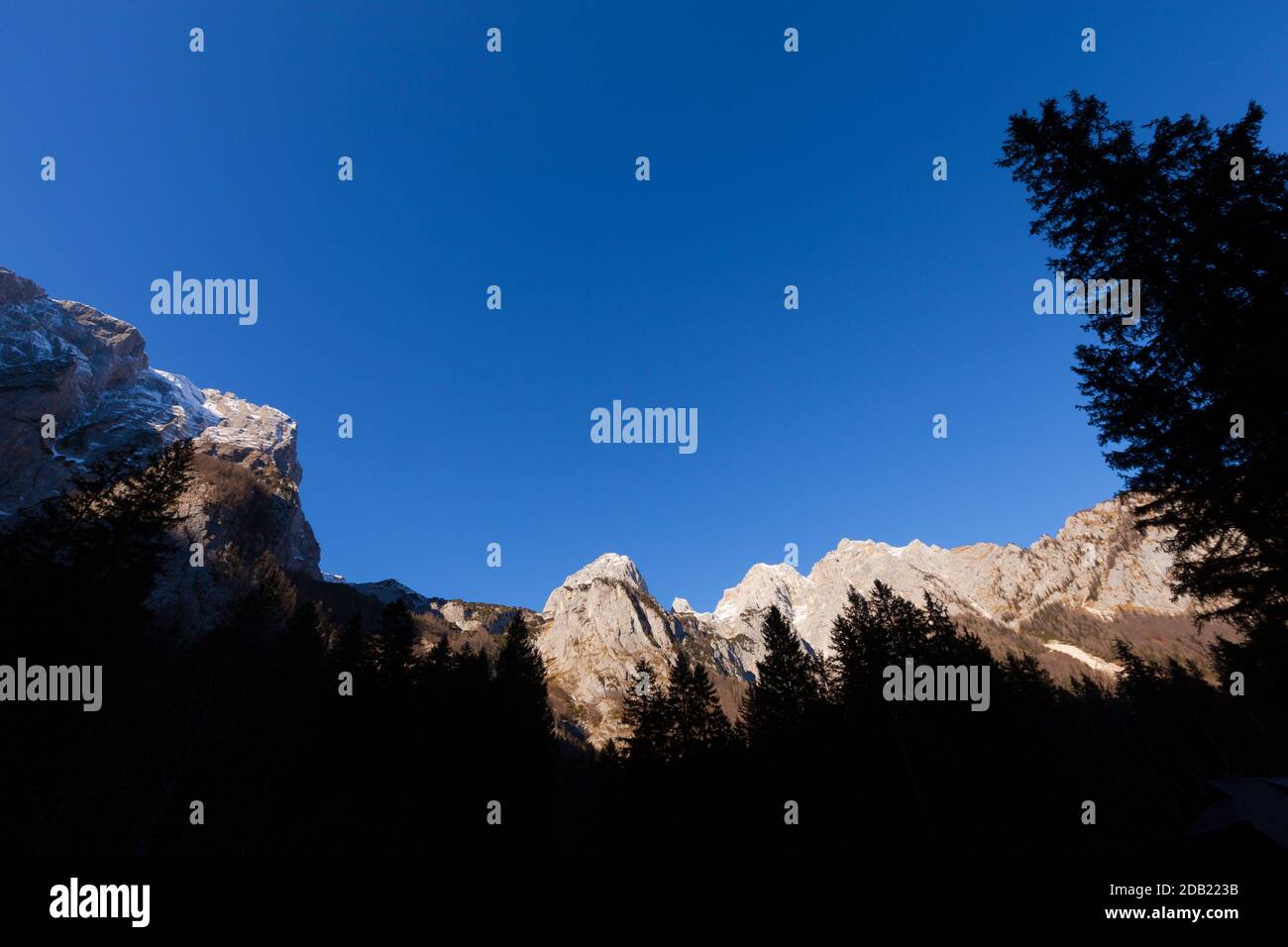 Škrlatica (rechts). Die Julischen Alpen, Nationalpark Triglav, Slowenien, Europa. Stockfoto
