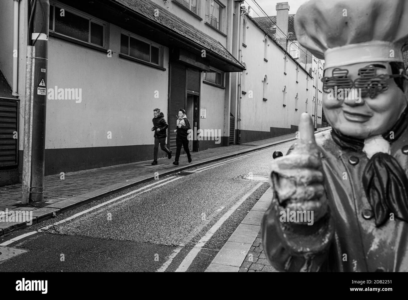 Mannequin des amerikanischen Küchenchefs, Modell mit grünen Gläsern und Daumen nach oben auf der Straße in Kilkenny, County Kilkenny, Irland Stockfoto