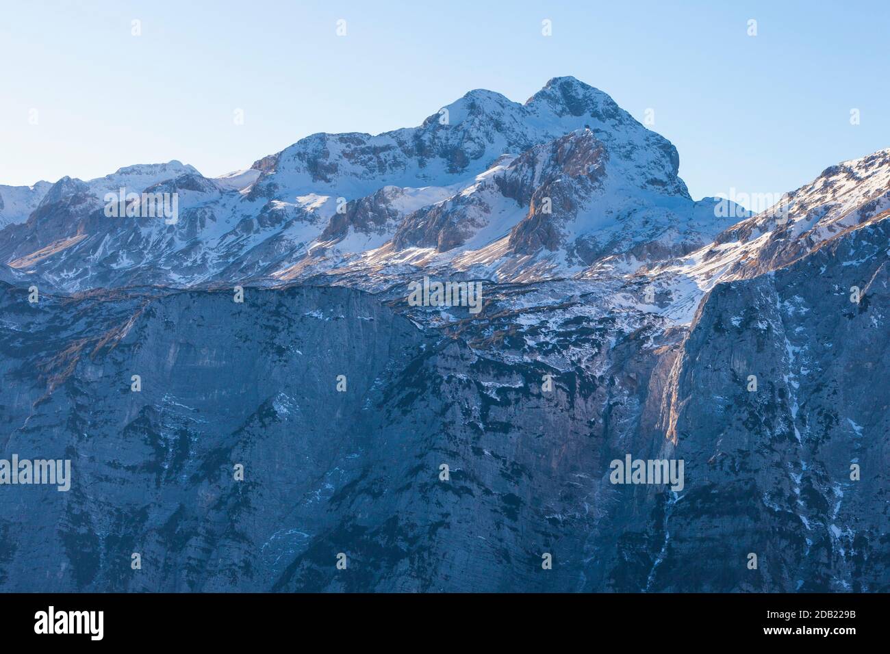 Triglav Silhouette bei Sonnenuntergang (Blick von Debela Peč). Nationalpark Triglav, Julische Alpen, Slowenien, Europa. Stockfoto