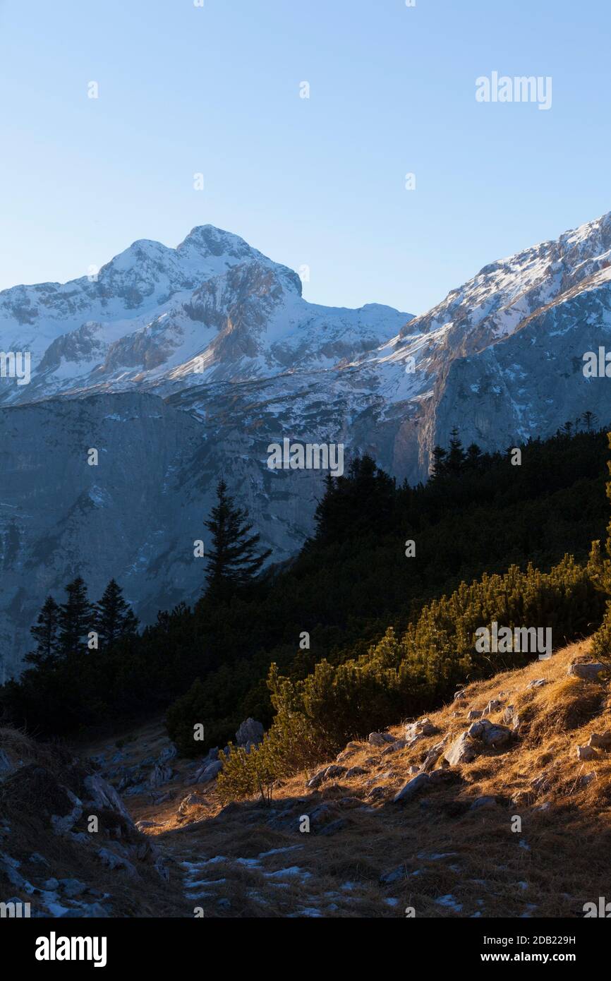 Triglav Silhouette (links) bei Sonnenuntergang (Blick von Debela Peč). Nationalpark Triglav, Julische Alpen, Slowenien, Europa. Stockfoto