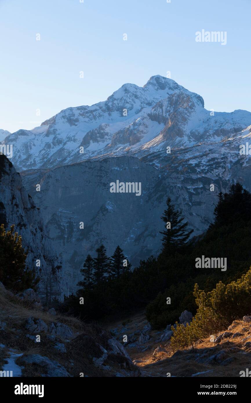 Triglav Silhouette bei Sonnenuntergang (Blick von Debela Peč). Nationalpark Triglav, Julische Alpen, Slowenien, Europa. Stockfoto