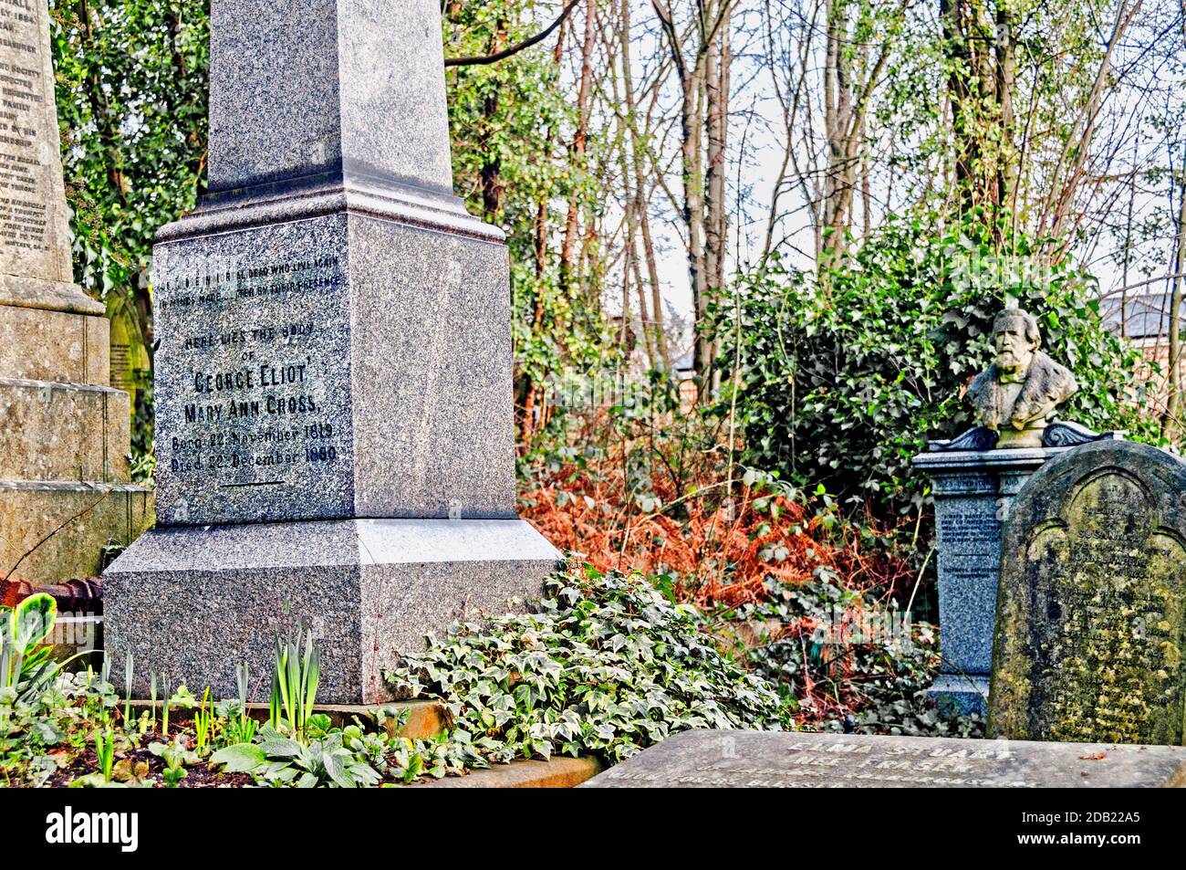 Grab von George Eliot auf Highgate Cemetery; Schnappen Sie sich von George Eliot Stockfoto