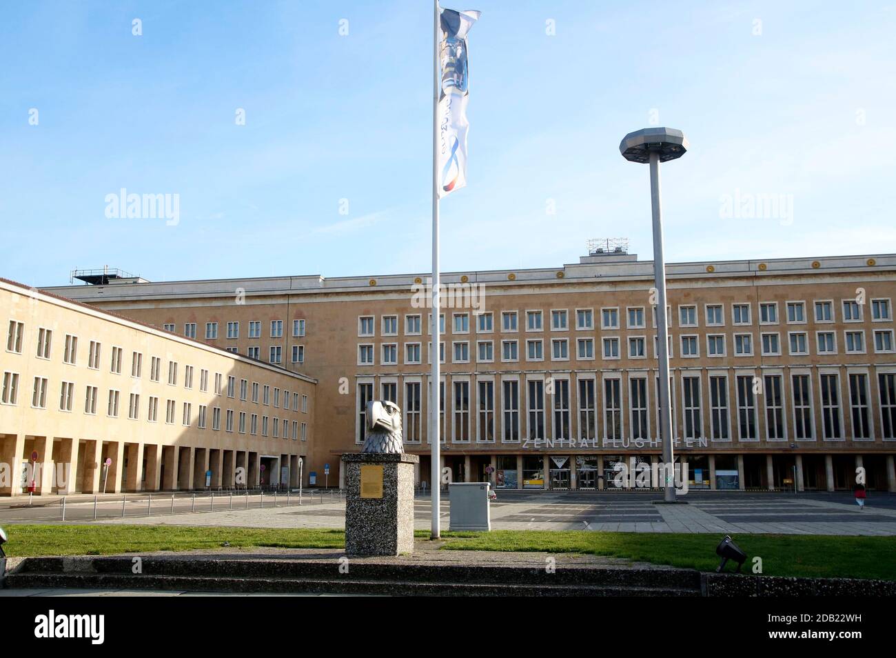 Die sechs Berliner Impfzentren zur Versorgung der Bevölkerung mit dem Corona-Impfstoff sollen in leeren Hallen errichtet werden. Der Senat hat verschiedene Anfragen an Hallenbetreiber wie den Flughafen Tempelhof, das Messegelände und das Velodrom eingeleitet. Der Flughafen Berlin-Tempelhof war einer der ersten kommerziellen Flughäfen in Deutschland und nahm 1923 den regulären Flugverkehr auf. Bis zu seiner Schließung am 30. Oktober 2008 war er neben Berlin-Tegel und Berlin-Schönefeld einer von drei internationalen Flughäfen im Großraum Berlin und war als zentraler Flughafen bekannt. (Symbolbild, Themenbild) Berlin, N Stockfoto