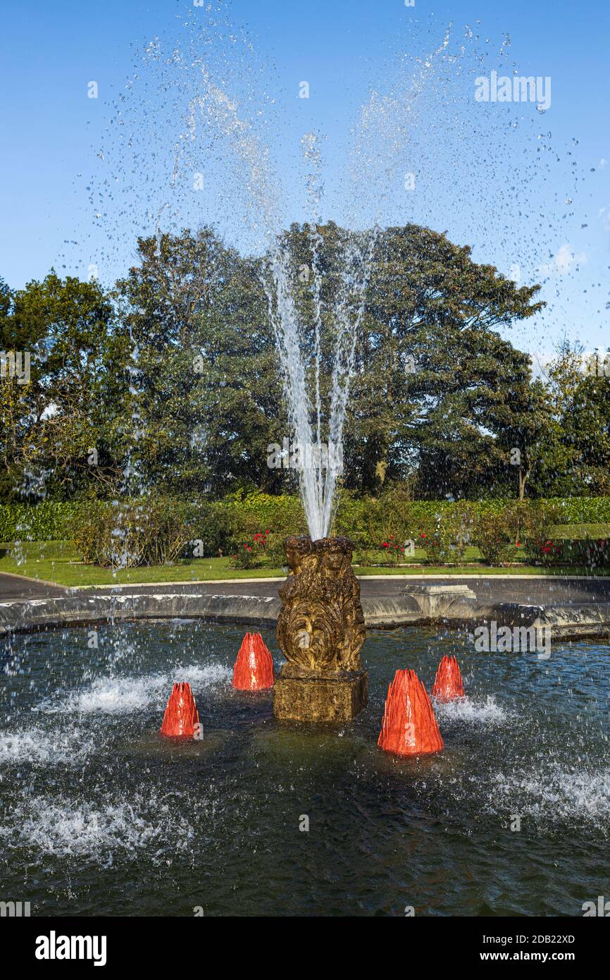 Kunstwerk Seeing Red von Michelle Maher im Brunnen und in den Gärten auf dem Gelände von Kilkenny Castle, County Kilkenny, Irland Stockfoto