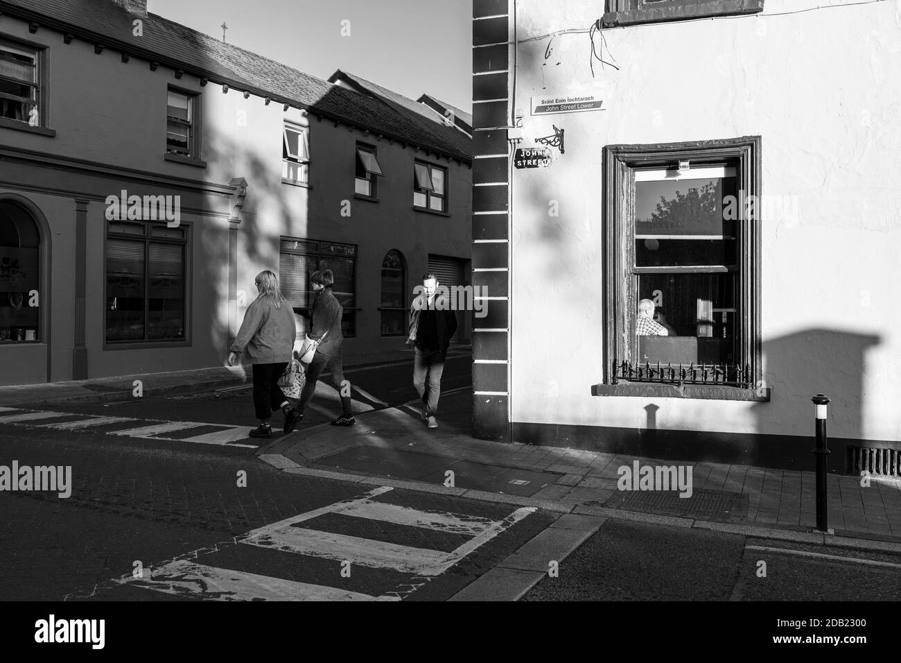 Passanten auf der John Street vor dem Brogans-öffentlichen Haus in Kilkenny, County Kilkenny, Irland Stockfoto