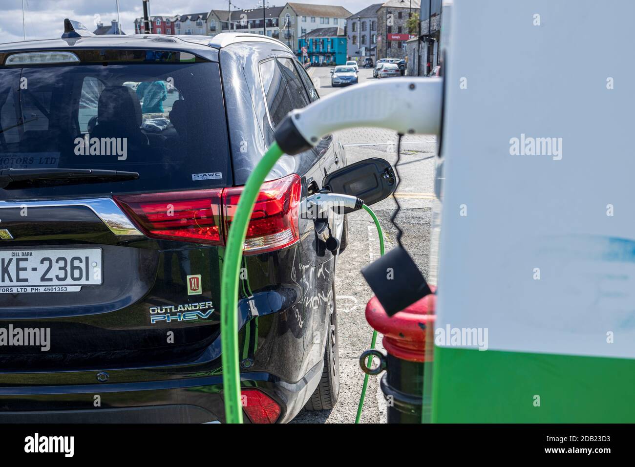 E-Fahrzeug, Ladestation für Elektroautos an einem Mitsubishi Outlander PHEV  Elektro-SUV, Dungarvan, County Waterford, Irland, angeschlossen  Stockfotografie - Alamy