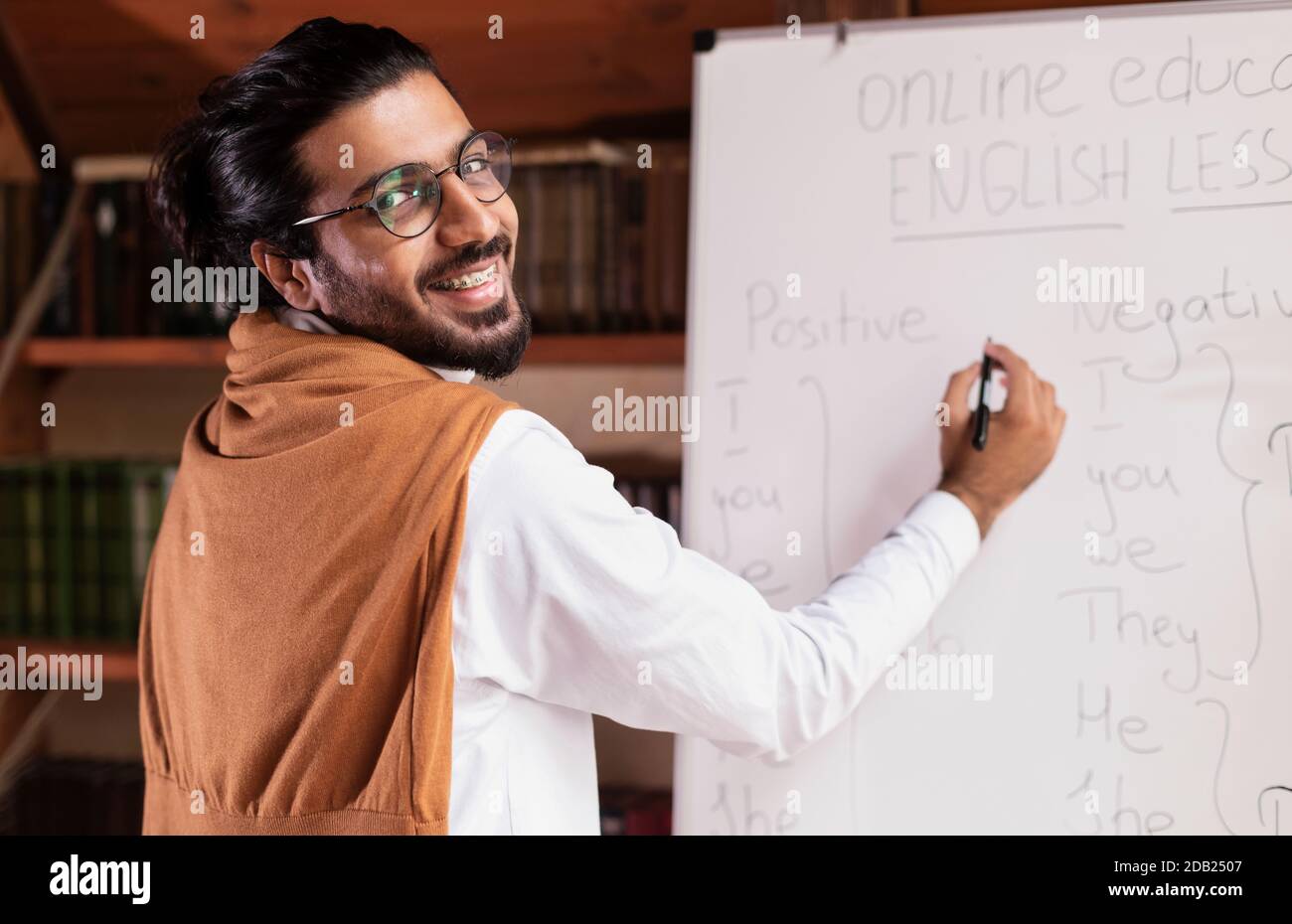 Happy Indian Teacher Man Englischunterricht Online Zu Hause Stockfoto