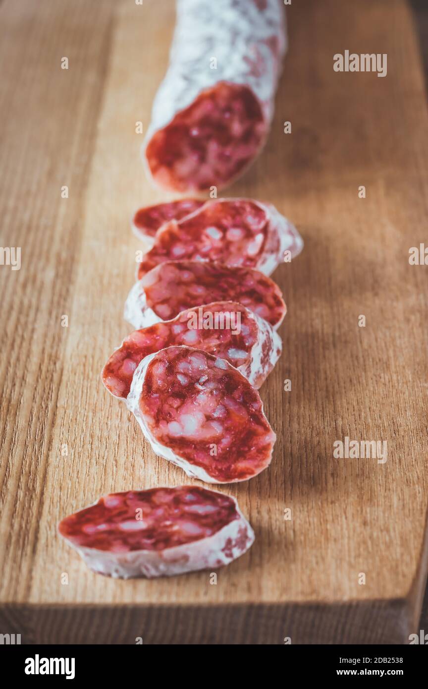 Fuet - Katalanische Trockenwurst auf dem Holzbrett Stockfoto