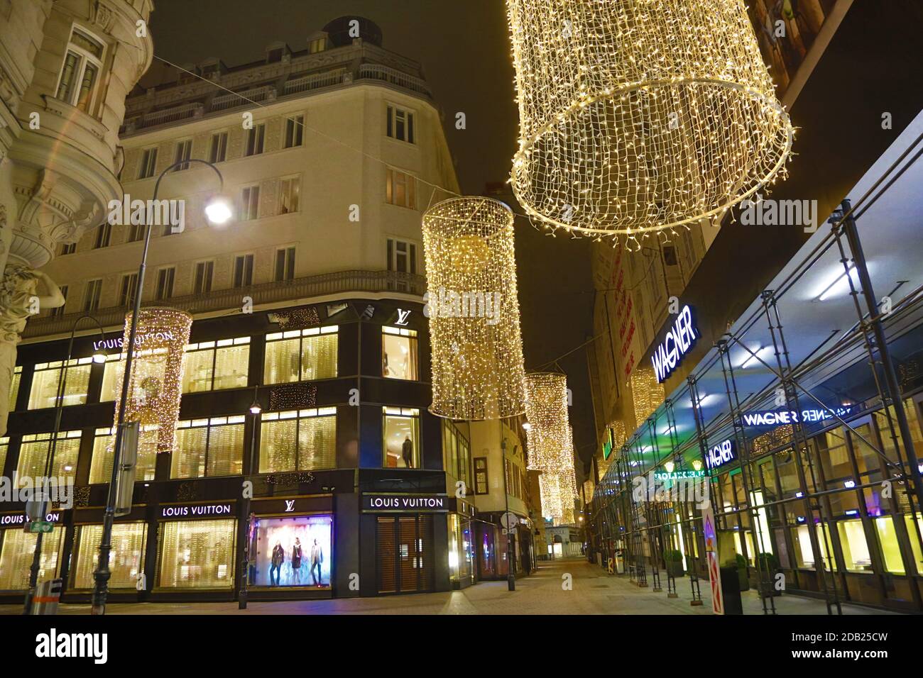 Covid 19: Wien vor der 2 harten Sperre Wien, 13. November 2020 Goldenes Viertel Flagship Stores des Goldenen Quartiers Luxus-Einkaufsmeile Einzelhandel Weihaftertslighting weltweit im Einsatz Stockfoto