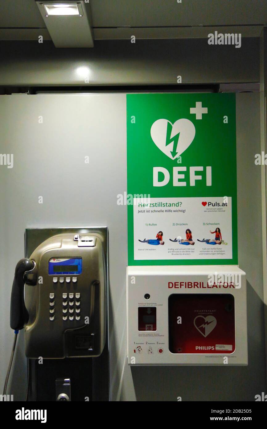 Covid 19: Wien vor der 2-Uhr-Sperre Wien, 13. November 2020 Defibrillator-Defi in öffentlichen Telefonkabinen weltweit im Einsatz Stockfoto