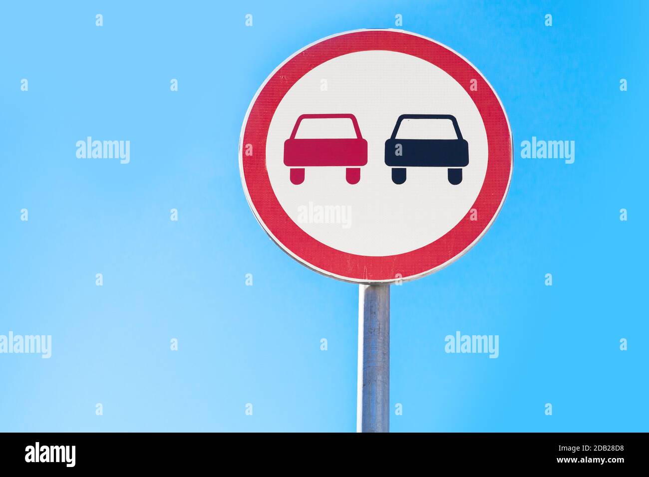 Kein Überholen. Straßenschild auf Metallstange gegen blauen Himmel Stockfoto