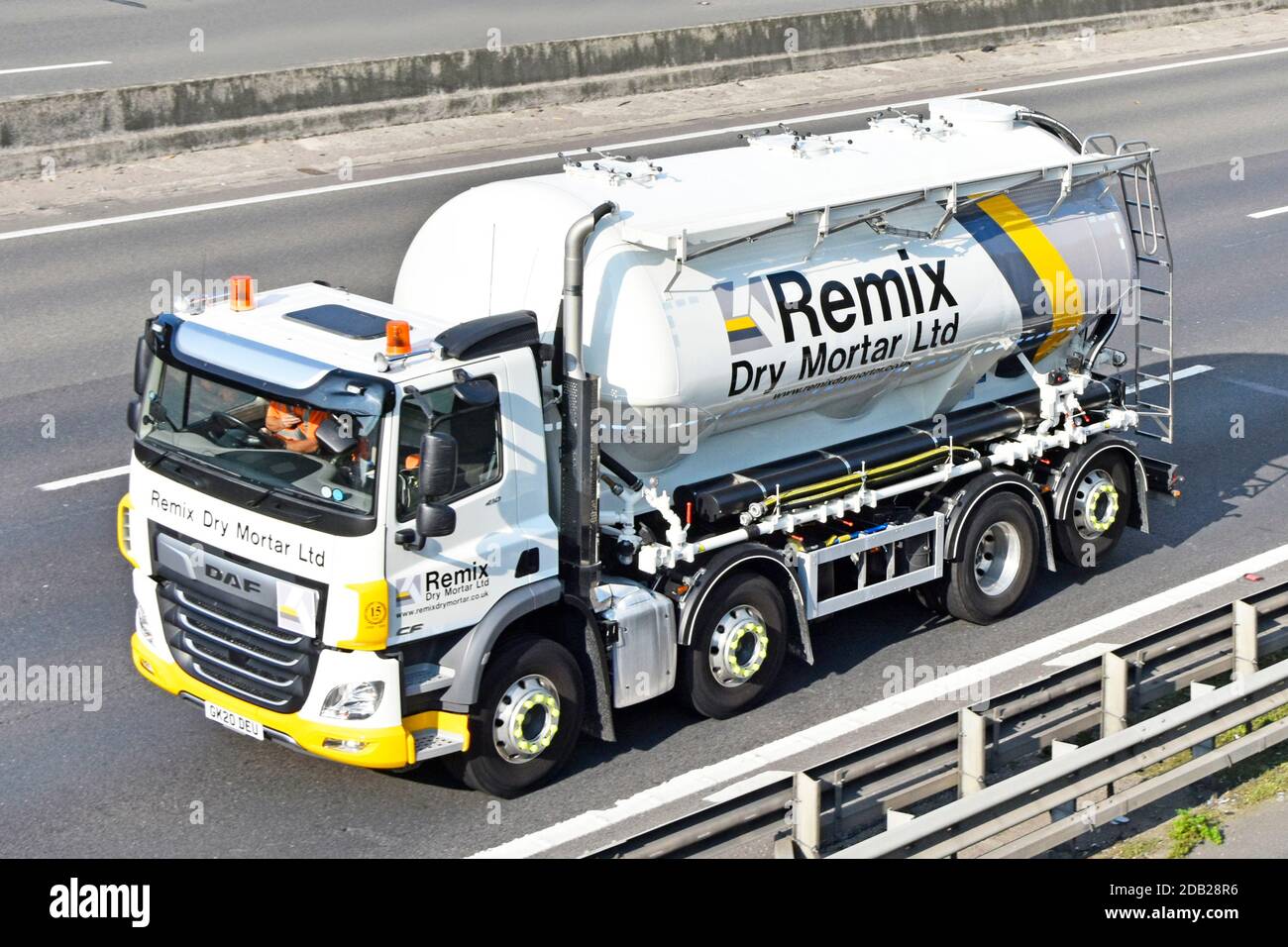 Luftaufnahme von vorne und von der Seite starre Karosserie-Tankwagen LKW Auf der britischen Autobahn von Remix Dry Mörtel Geschäft zu liefern Für die Bauindustrie Stockfoto
