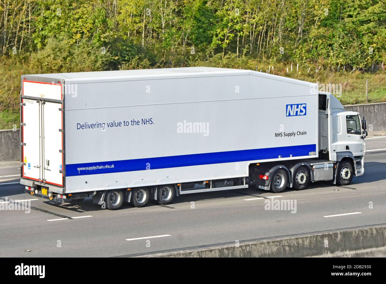 NHS-Lieferkette lkw-Lieferwagen und Sattelanhänger Bereitstellung von medizinischem Wert für den nationalen Gesundheitsdienst, der weiter fährt Autobahn UK Stockfoto