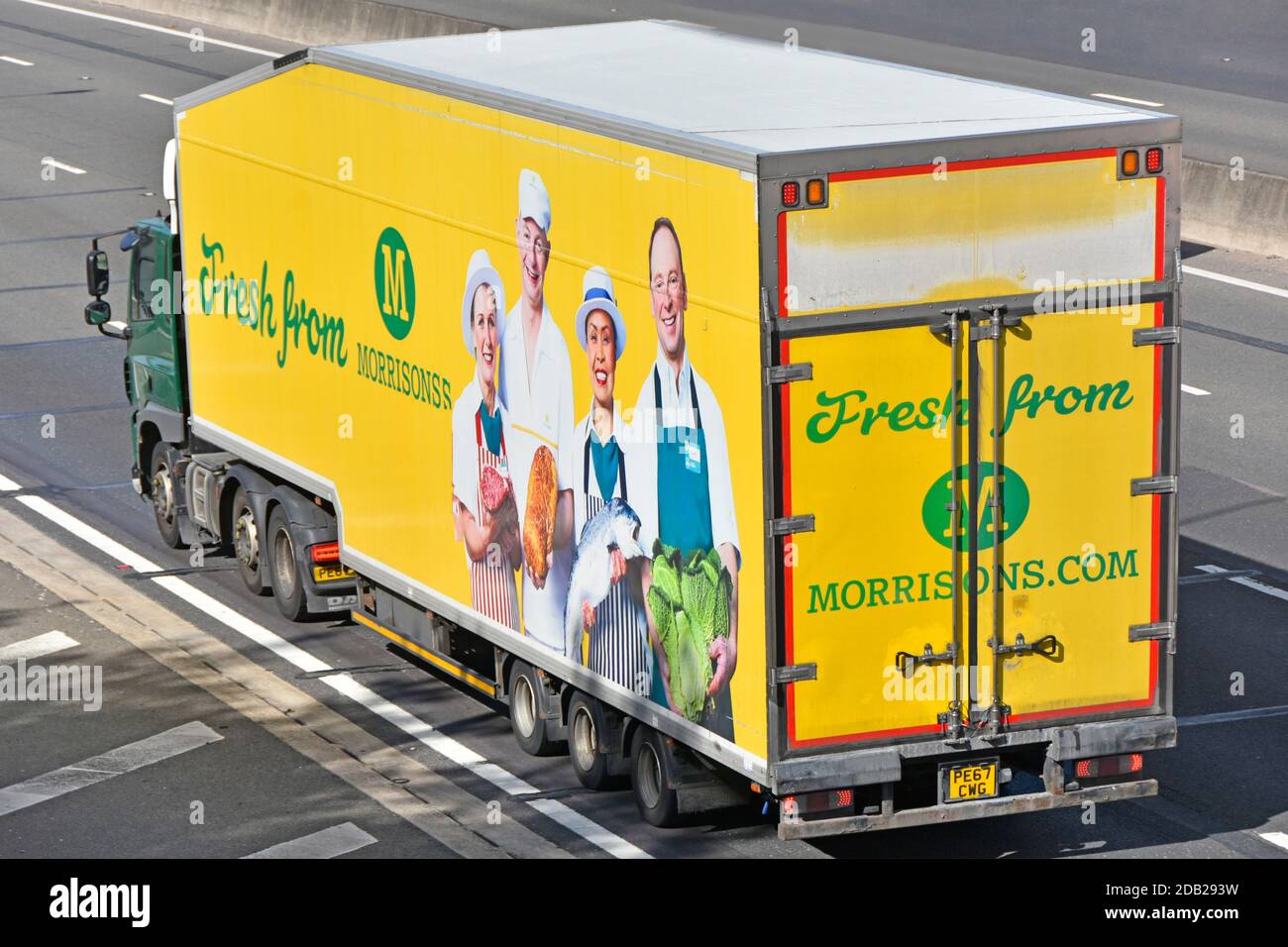 Seite Rückansicht Morrisons Lebensmittel Supermarkt Supply Chain Business Store Lieferung LKW-Marke grafische Werbung auf Anhänger fahren auf Autobahn Großbritannien Stockfoto