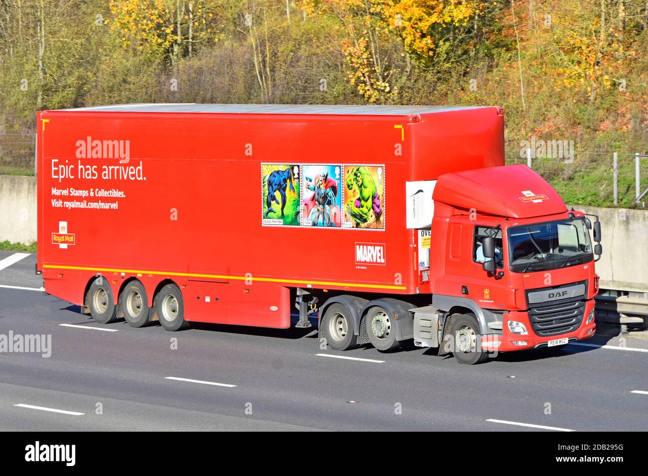 Werbegrafiken Royal Mail Briefmarken von Epic Iconic Super Heroes of Marvel Universe auf der Seitenansicht des LKW Anhänger fahren UK Autobahn Stockfoto