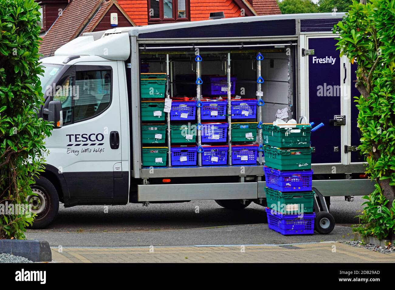 Nahaufnahme von geparkten offenen Seite Tesco Supermarkt Lebensmittelgeschäft van Essen Online-Shopping nach Hause liefern zu Hause mit Schachteln Lebensmittel auf Trolley England Großbritannien Stockfoto