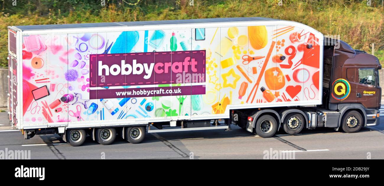 Hobbycraft Hobbys Supply Chain Business Lieferung LKW-Transport bunt Grafische Werbung auf Seite artikuliert Anhänger fahren UK Autobahn Stockfoto