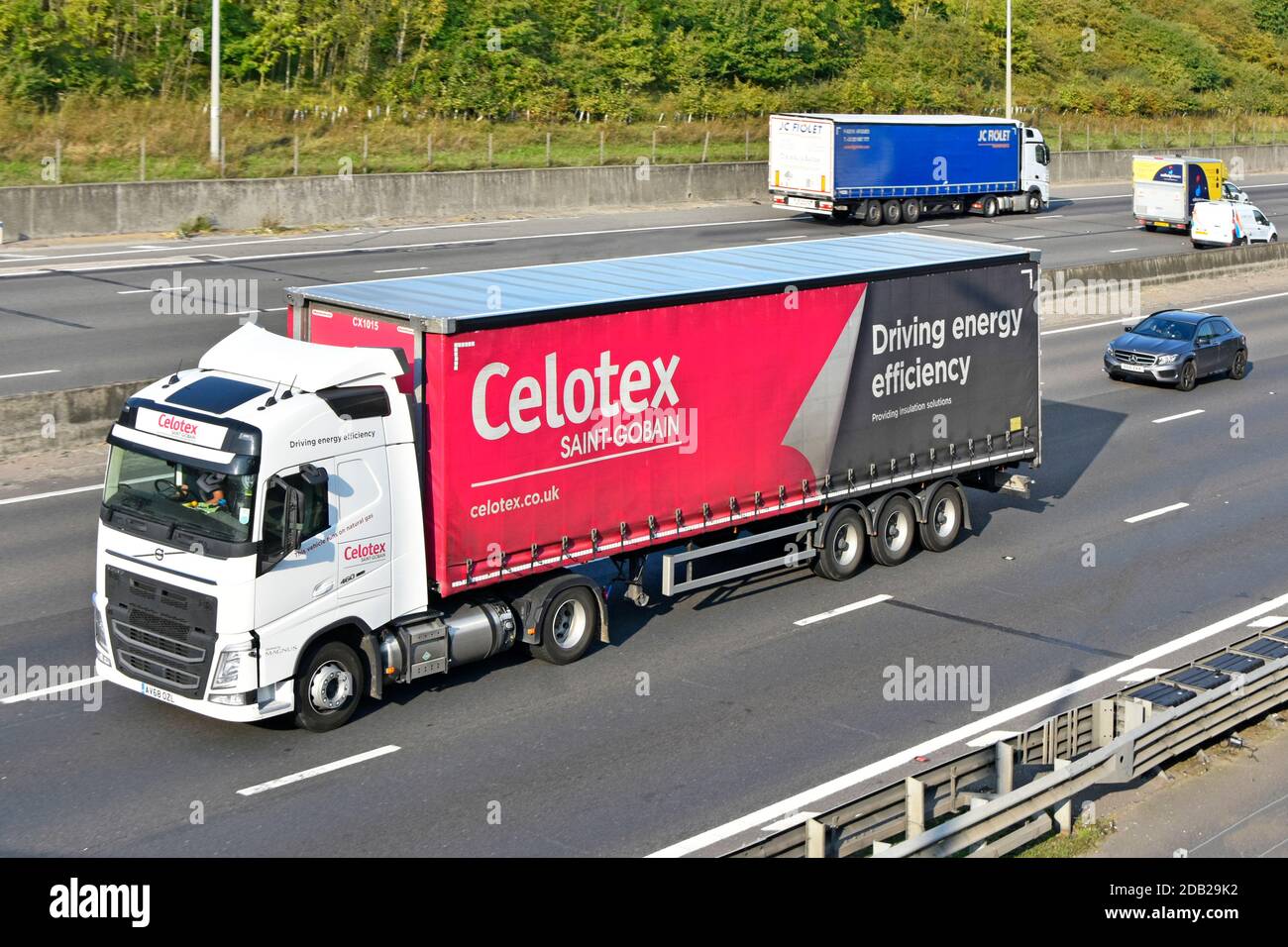 Celotex a Saint Gobain Energy Isolation Business Operating lkw LKW LKW mit Werbung auf der Seite des Sattelaufliegers fährt weiter Autobahn Großbritannien Stockfoto