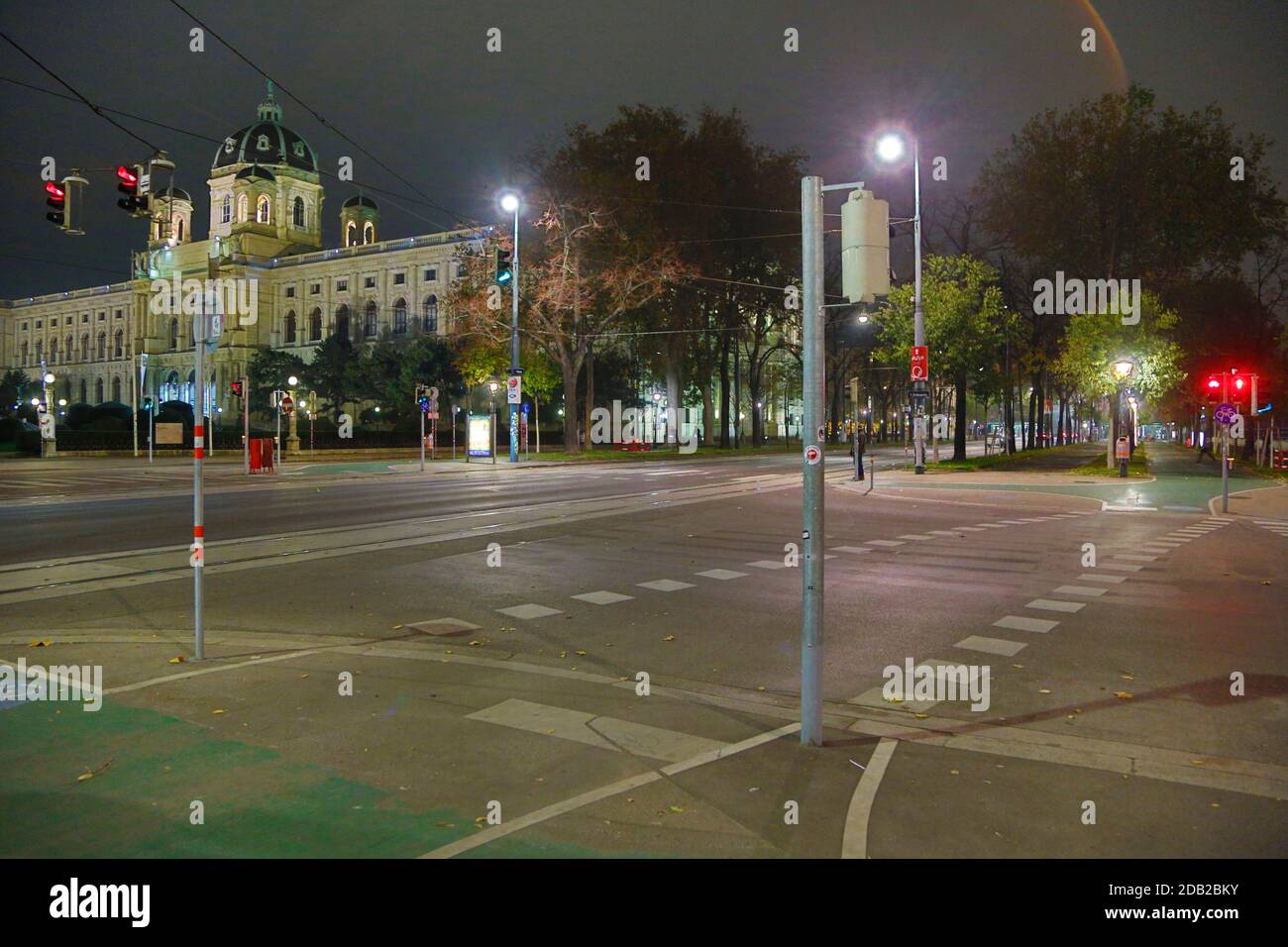 Covid 19: Wien vor der 2. Harten Sperre Wien, 13. November 2020 Naturhistorisches Museum Museumsplatz 2er-Linie Zweierlinie weltweit im Einsatz Stockfoto