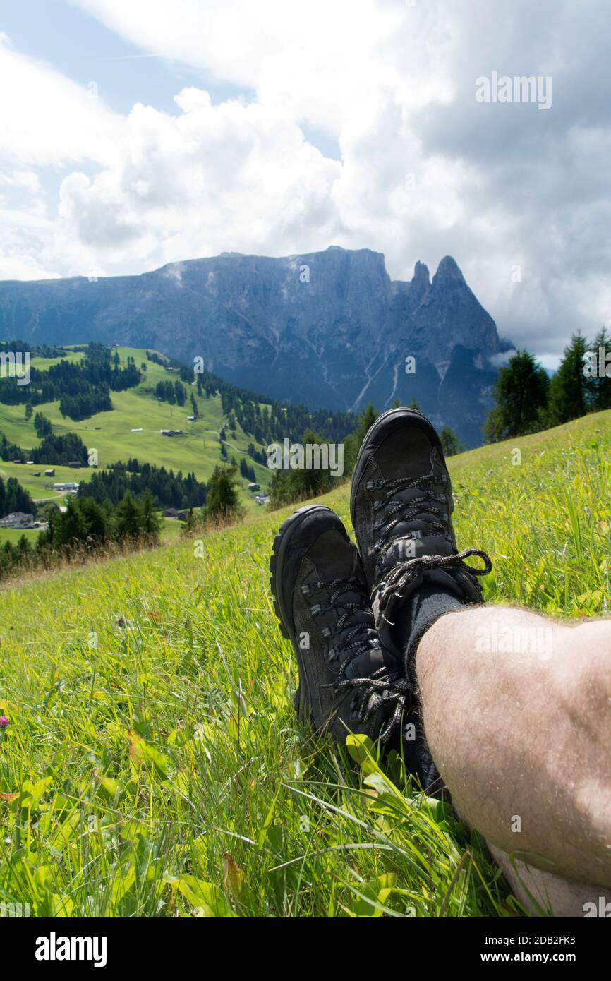 Trekkingschuhe auf der seiser alm in italien Stockfoto